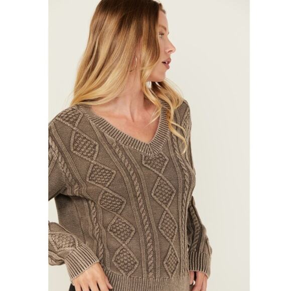 Cleo+ Wolf Cable Knit V-Neck Charcoal Grey Sweater NWT - Picture 5 of 10